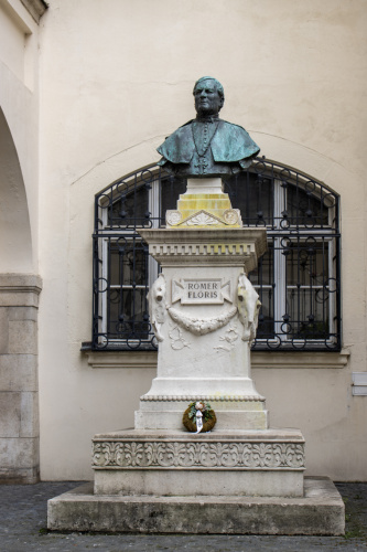 Pomník Rómera Flórisa na nádvorí radnice. Začiatok 20. storočia. Hlavné námestie. Zdroj info - PÚ SR