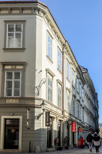 Bytový dom. 19. storočie. Laurinská ulica. Zdroj info - PÚ SR