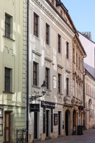 Meštianske domy čísla 7 a 9. Oba 18. storočie. Panská ulica. Zdroj info - PÚ SR