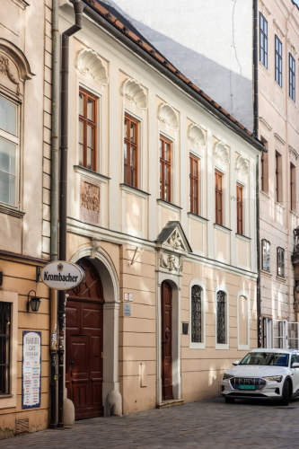Dom s kaplnkou Božieho tela. Pôvodne 17. storočie. Panská ulica. Zdroj info - PÚ SR