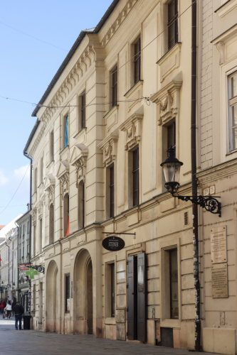 Lekáreň u zlatého gryfa. Pôvodne 14.-15. storočie. Ventúrska ulica. Zdroj info - PÚ SR