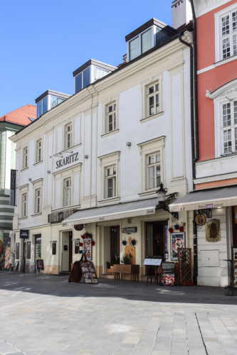 Stredoveký vežový dom. Pôvodne 13. storočie. Michalská ulica. Zdroj info - PÚ SR