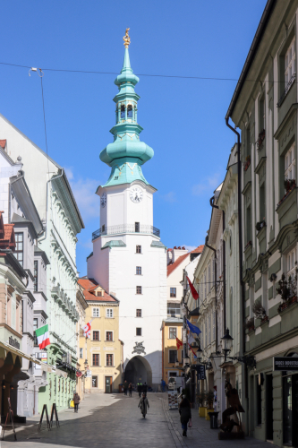 Michalská veža. Pôvodne 13. storočie. Michalská ulica. Zdroj info - Múzeum mesta Bratislavy. PÚ SR uvádzal 14. storočie.