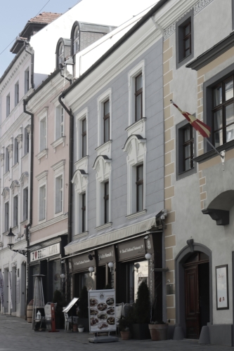 Meštianske domy čísla 18 (15. storočie) a 16 (pôvodne 14. storočie). Michalská ulica.