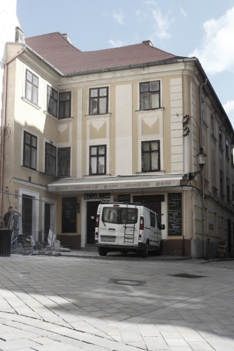 Meštiansky dom. Pôvodne pred rokom 1411. Michalská ulica. Zdroj info - PÚ SR