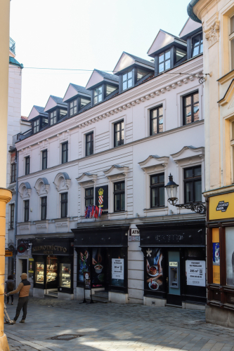 Meštianske domy čísla 19, 21 a 23. 18. storočie. Michalská ulica. Zdroj info - PÚ SR
