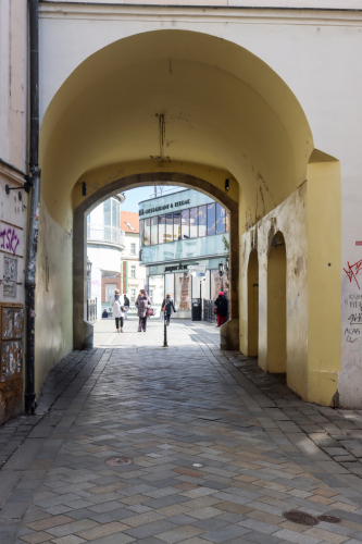 Michalský most (v pozadí). Pôvodne 15. storočie. Michalská ulica. Zdroj info - PÚ SR