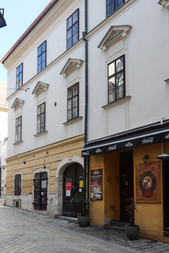 Lekáreň u červeného raka. 18. storočie. Michalská ulica. Zdroj - PÚ SR