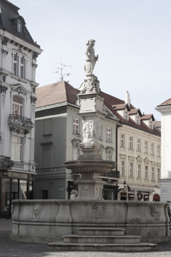 Maximiliánova fontána (nazývaná aj Rolandova). 16. storočie. Hlavné námestie. Zdroj info - PÚ SR