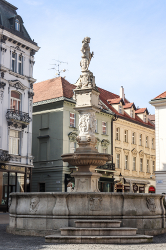Maximiliánova fontána (nazývaná aj Rolandova). 16. storočie. Hlavné námestie. Zdroj info - PÚ SR