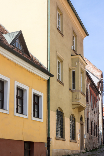 Meštiansky dom číslo 14 (15. storočie) a Szőnyiho dom (prvá republika). Kapitulská ulica. Zdroj info - PÚ SR