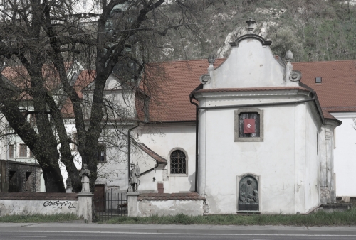 Fara (pôvodne 15. storočie) a kostol sv. Trojice (18. storočie). Žižkova ulica. Zdroj info - PÚ SR