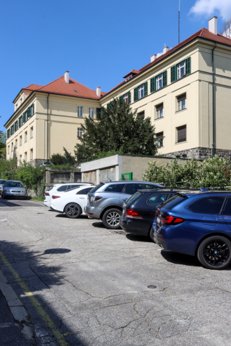 Zrínskeho ulica / Holubyho ulica.