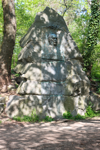 Justiho pomník. Začiatok 20. storočia. Horský park. Zdroj info - PÚ SR