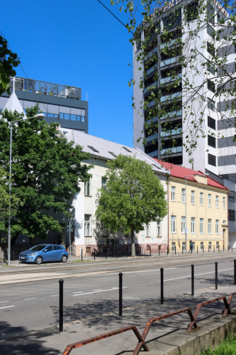 Dom s vežičkou tabakovej továrne a bývalá škôlka. Začiatok 20. storočia. Radlinského ulica. Zdroj info - PÚ SR a mestský zoznam pamätihodností.