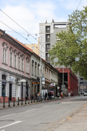 V pozadí bývalý Živnostenský dom. Prvá republika. Kollárovo námestie. Zdroj info - mestský zoznam pamätihodností.