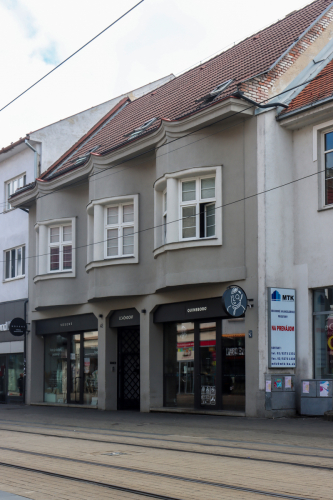 Bytový dom s nadstavbou. Obchodná ulica. Zdroj info - mestský zoznam pamätihodností.