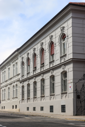 Bytové domy čísla 15 a 17.  Oba 19.-20. storočie. Leškova ulica. Zdroj info - PÚ SR