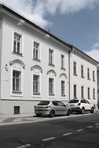 Bytové domy čísla 11 (po roku 1895) a 13 (19. storočie). Leškova ulica. Zdroj info - PÚ SR