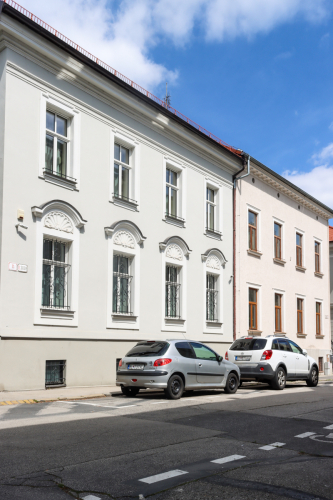 Bytové domy čísla 11 (po roku 1895) a 13 (19. storočie). Leškova ulica. Zdroj info - PÚ SR