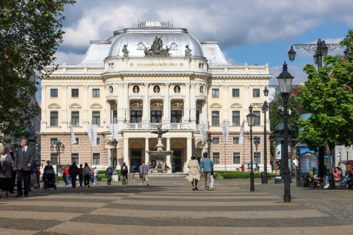 Divadlo. 19. storočie. Gorkého ulica / Hviezdoslavovo námestie. Zdroj info - PÚ SR