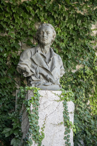 Pomník G. R. Donnera. 19. storočie. Rudnayovo námestie. Zdroj info - PÚ SR